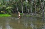 Atravessando lago em Cabo San Juan, no Parque Nacional Tayrona, no litoral norte da Colômbia